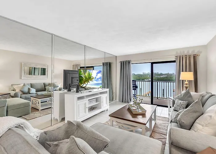 Bayshore Yacht & Tennis 211 - Premier *