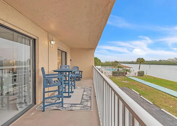 Bayshore Yacht & Tennis 211 - Premier Holiday home