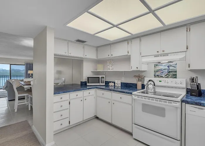 Bayshore Yacht & Tennis 211 - Premier Holiday home