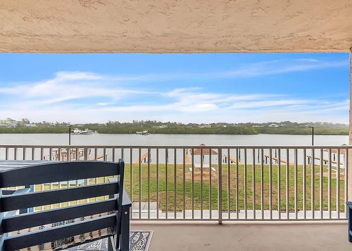 Bayshore Yacht & Tennis 211 - Premier Holiday home *
