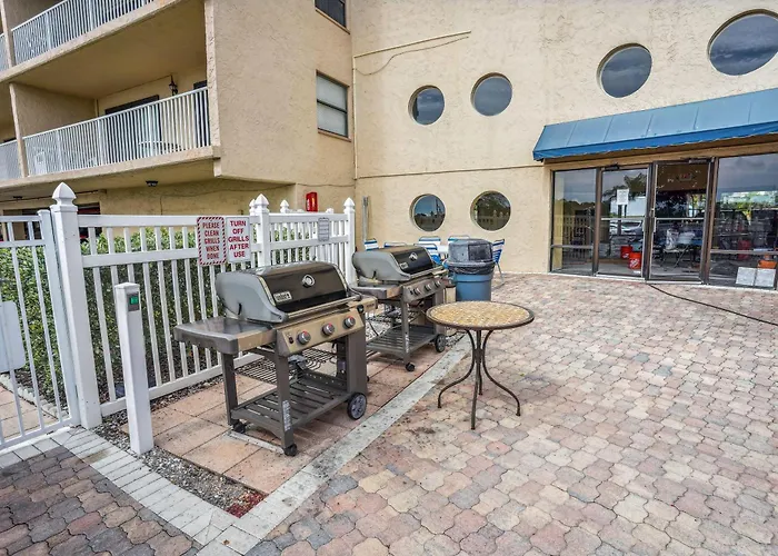 Bayshore Yacht & Tennis 211 - Premier Holiday home *